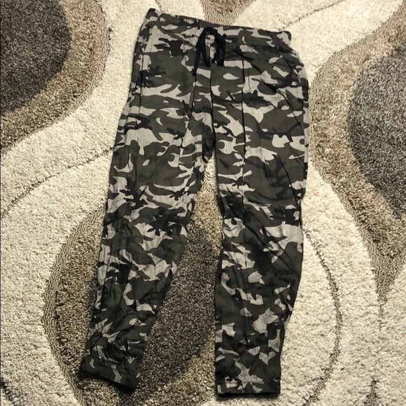 Know One Cares • Camo Joggers - Picture 2 of 5